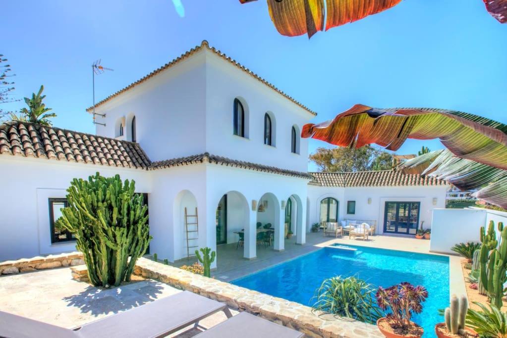 Villa Mas Tranquila - A Stylish Villa With Pool 150 M From The Beach Конил-де-ла-Фронтера Екстериор снимка